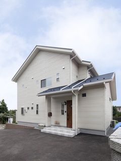 複数屋根が特徴の洗練されたナチュラルモダンの住まい
