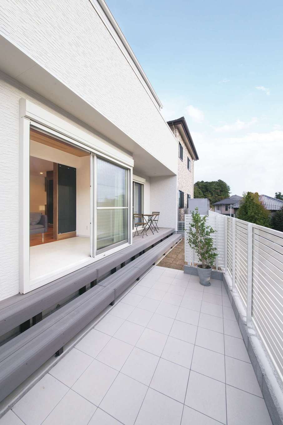 エコハウジング【デザイン住宅、自然素材、省エネ】南に開けた眺望を楽しめるよう、広いウッドデッキとテラスを設けた。外と中が曖昧につながり、リゾートのような非日常的なライフスタイルを満喫できる