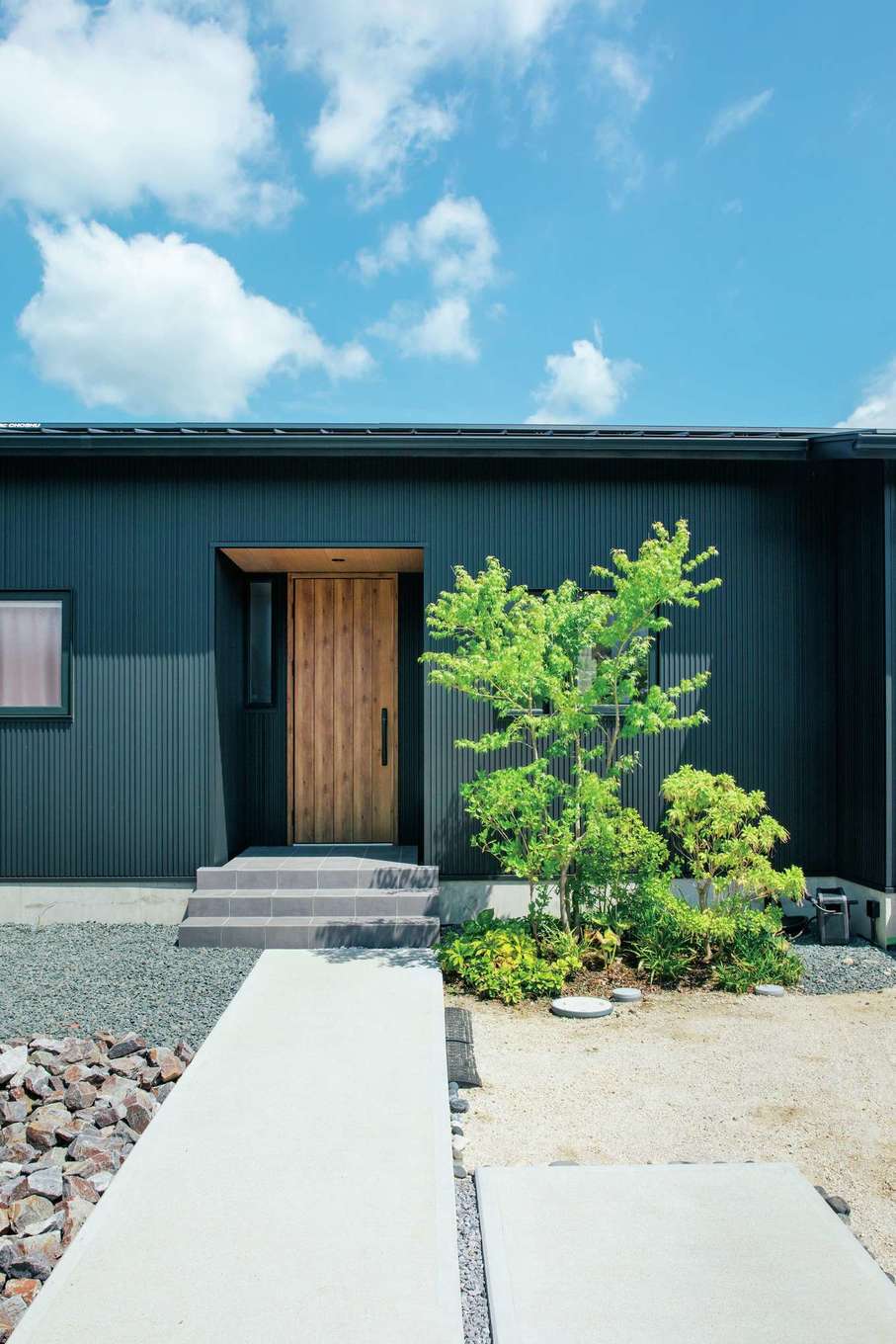 ainoa.life くらはし建築【省エネ、平屋、収納力】屋根と外壁は、耐久性の高いガルバリウム鋼板をセレクト。木製ドアとシンボルツリーがほど良いアクセントに
