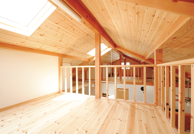 リビング、主寝室、子ども部屋に１室ずつ設けたロフト空間。子どもが遊ぶ秘密基地としてはもちろん、ご夫妻の書斎としても使う予定だ