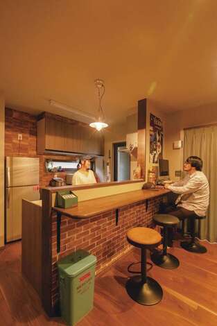 ダイニングはカウンタースタイル。丁寧にクロスや照明を選び、イメージに近づけていった