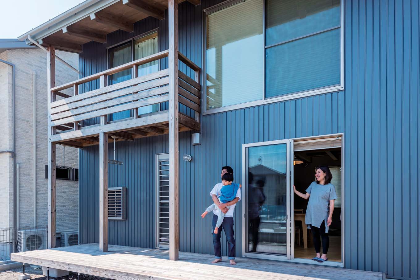 アクトホーム【収納力、自然素材、省エネ】ウッドデッキを広々とることで外遊びもより楽しめるように