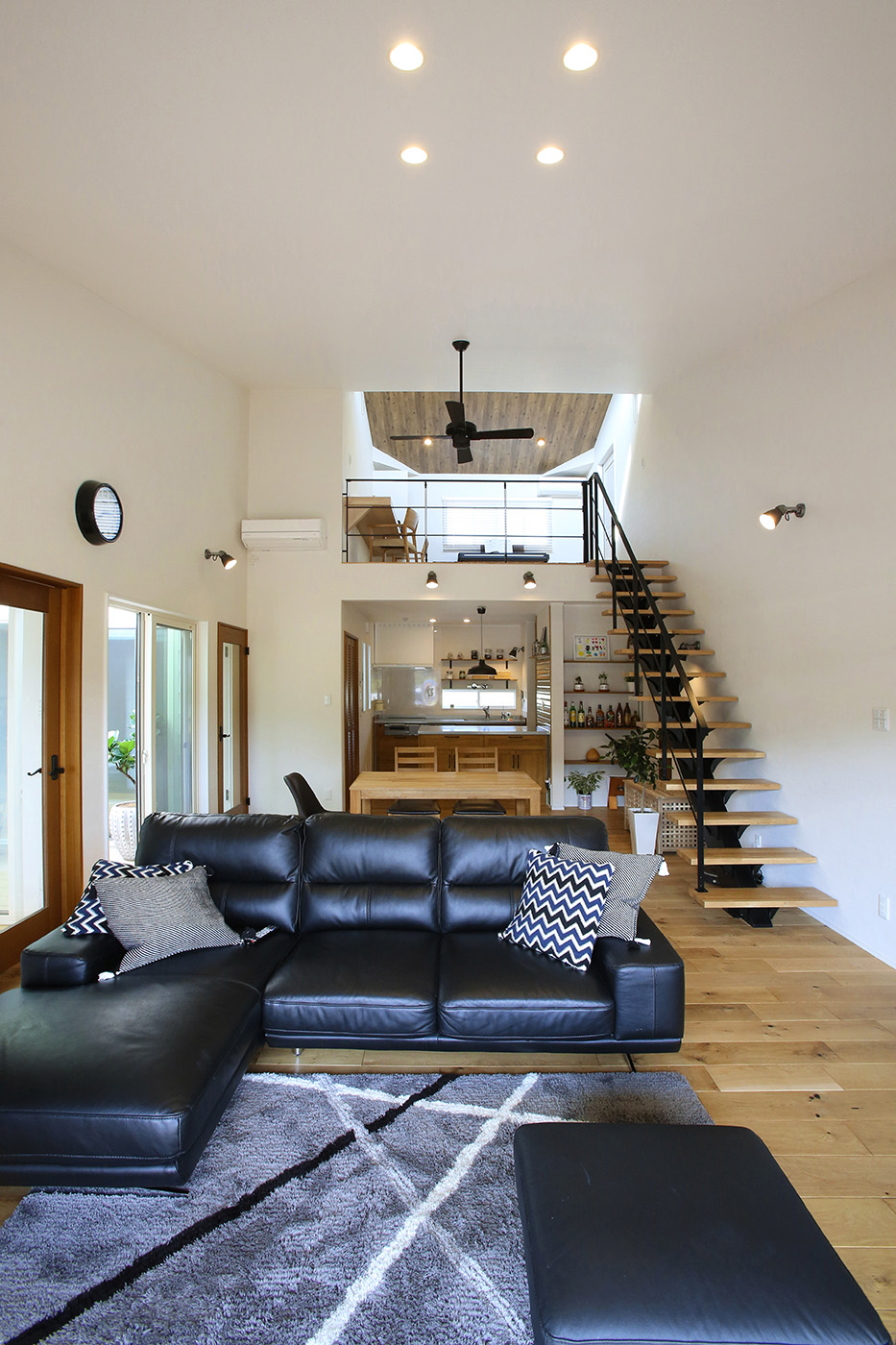 片桐建設【間取り、デザイン住宅、省エネ】アイアンの階段や照明、家具は黒で統一