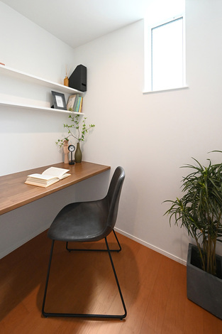 カウンターや棚を造作した1.6畳の書斎