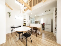 開放的なダイニングスペース。木目調の床とシンプルなデザインの家具が調和して、温かみのある空間を演出している。