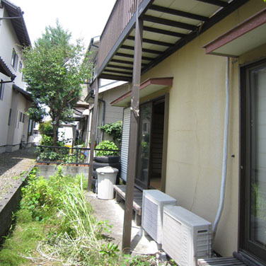 隣家に配慮して設置された2階ベランダ