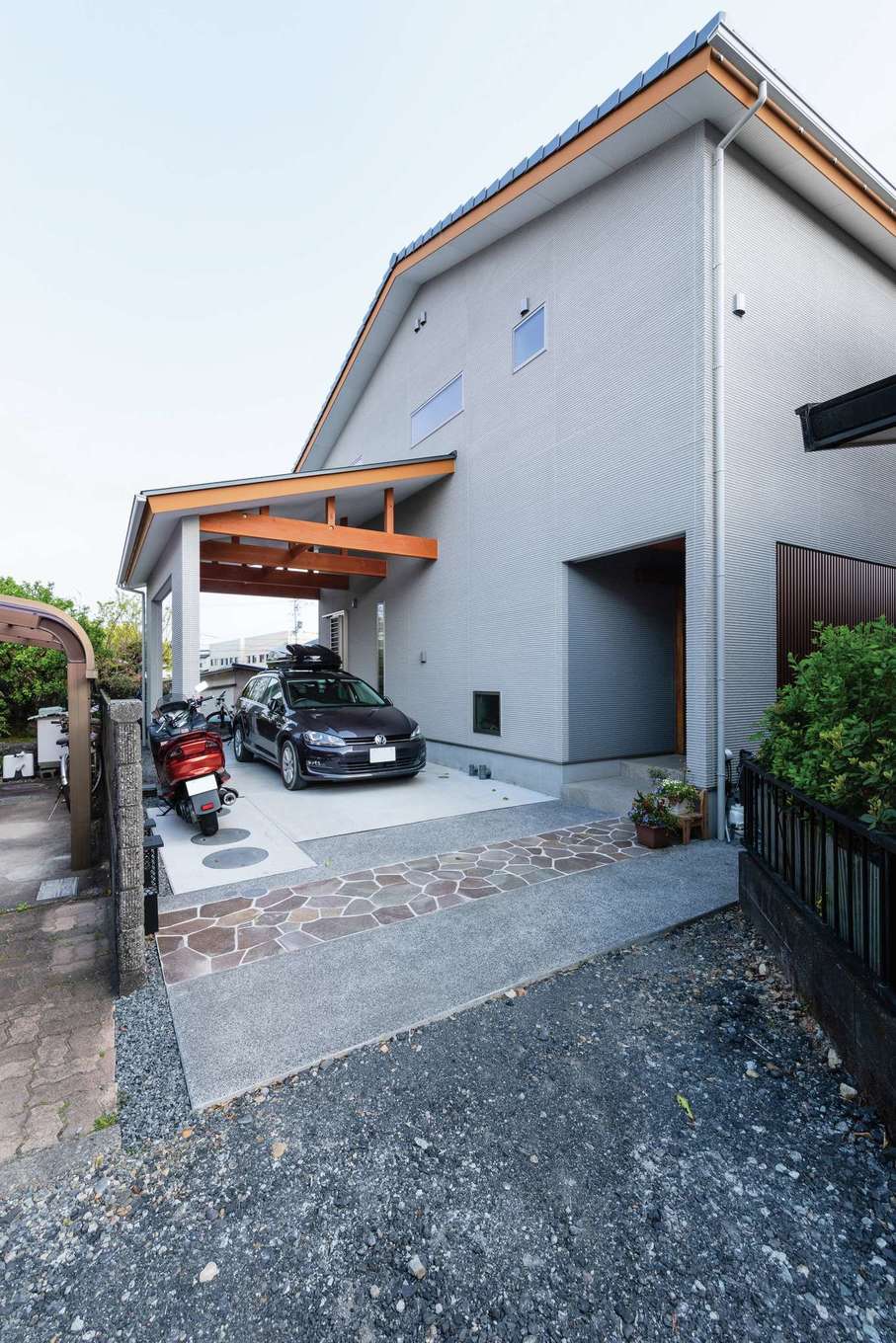 nattoku住宅【デザイン住宅、自然素材、間取り】『nattoku住宅』では珍しい和モダンスタイルの外観。土地形状を活かし、勝手口から室内に直接出入りできるカーポートを設置した