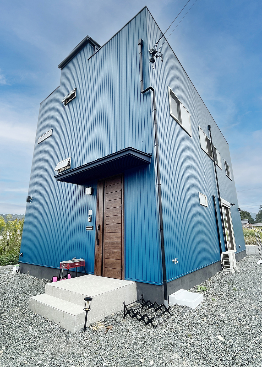 まつざわ建築【デザイン住宅、子育て、自然素材】鮮やかなブルーの外壁が印象的なO邸。素材はガルバリウム鋼板で、サビに強く耐久性が高いのが魅力だ