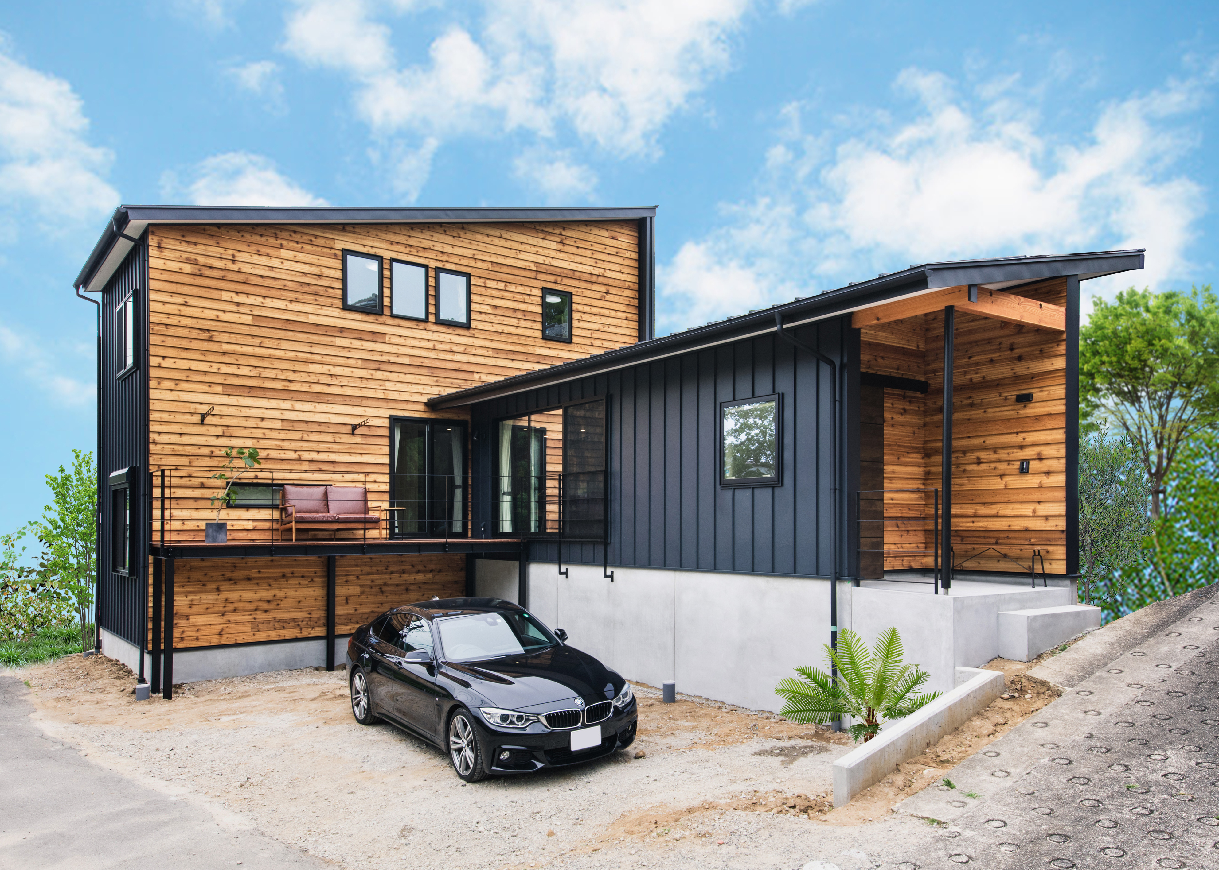 小幡建設【デザイン住宅、建築家、スキップフロア】平屋と2階建てが併設したように見える独創的な外観。後方に奥さまの実家があるので、日射を遮らないように配慮されている。外壁にレッドシダーをふんだんに使い、別荘のような雰囲気に