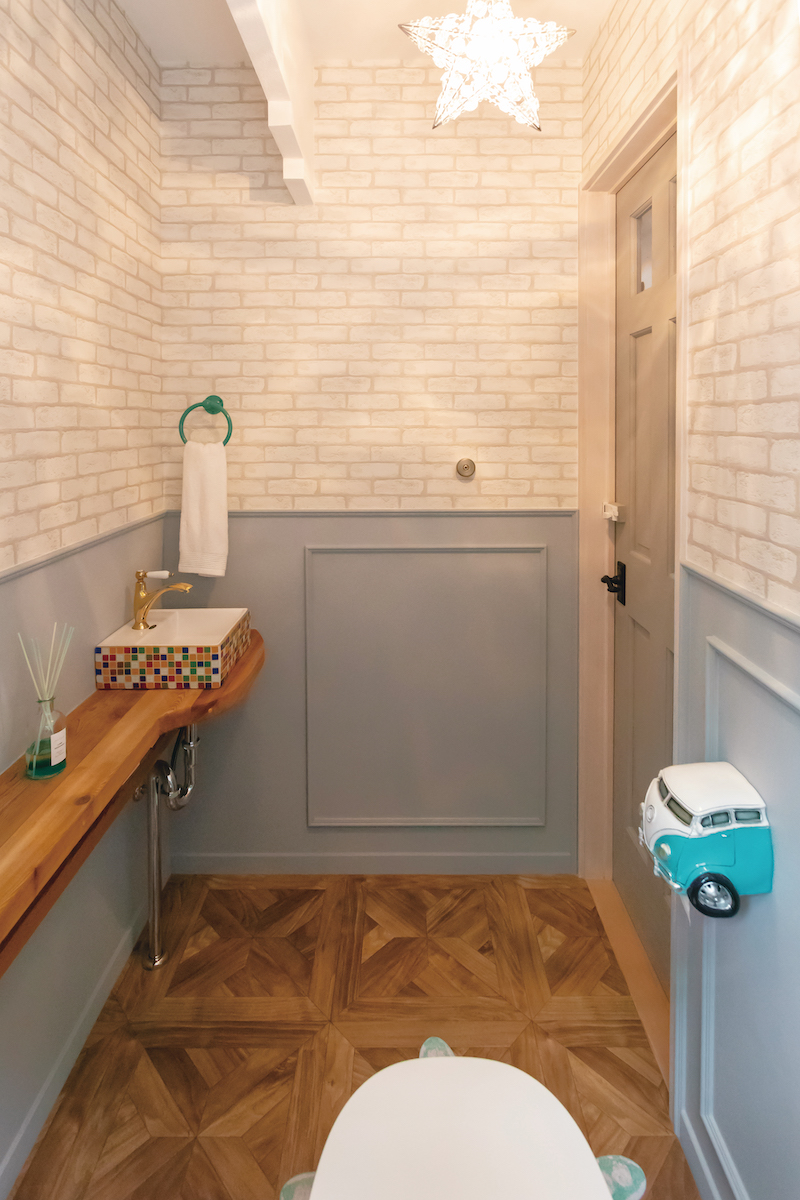 富士ホームズデザイン【子育て、自然素材、インテリア】個室内に手洗い器を設け、衛生面に配慮＆来客にも貸しやすい。ワーゲンバス似のペーパーホルダーがアクセント