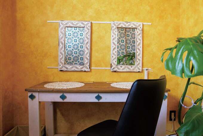 パウダールームの壁には鮮やかな黄色をチョイス