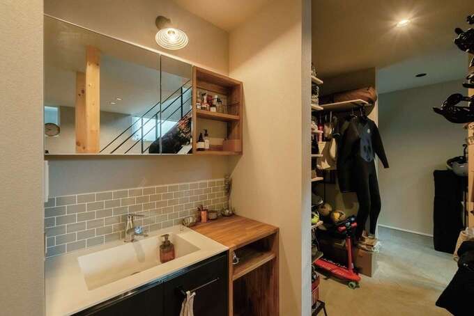 玄関すぐのシューズクロークには、外遊びグッズをたっぷり収納。すぐに手洗いでき、帰宅後の動線もスムーズ