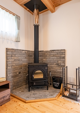 薪ストーブの周囲はタイルを採用