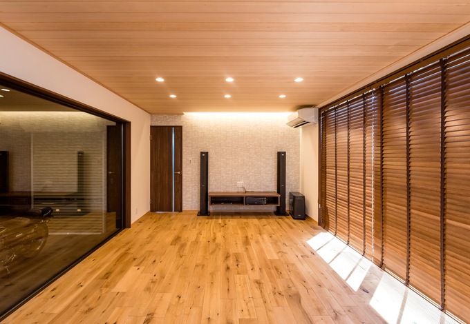 リビングには、それまで使っていたオーディオセットを配備。スピーカーの配線は床下に通してもらったので、コードが見えずにすっきり