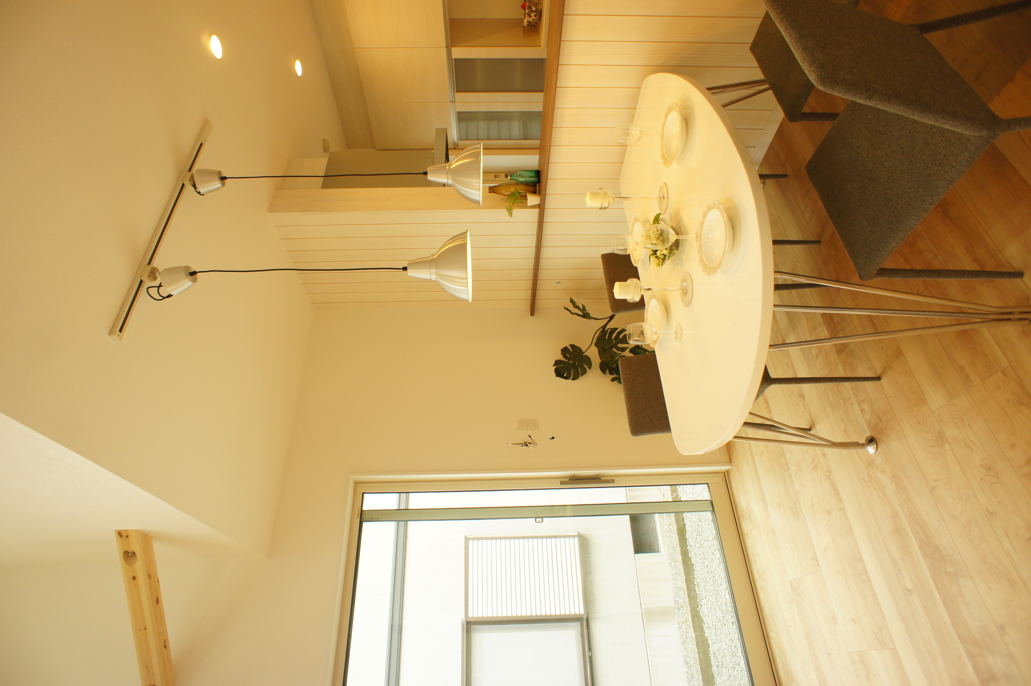 小野田産業～designers house project～｜オープンで明るいダイニングスペース。柔らかな光が差し込む心地よい空間。家庭での団らんに最適な設計がされている。