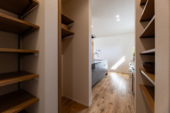 玄関とキッチンの両方からアクセスしやすいパントリー。
食料品や日用品を大量にストックできます。可動式の棚を採用することで、保存するものの大きさに合わせて高さを変えることができます。