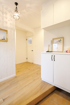 額縁に合わせて作ったニッチやシャンデリアなど、インテリアにも凝った玄関ホール