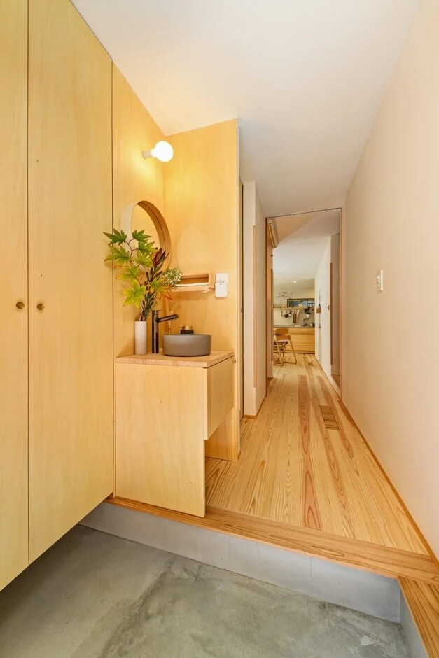 帰ってきてすぐに手洗いできる手洗いカウンターを設置。