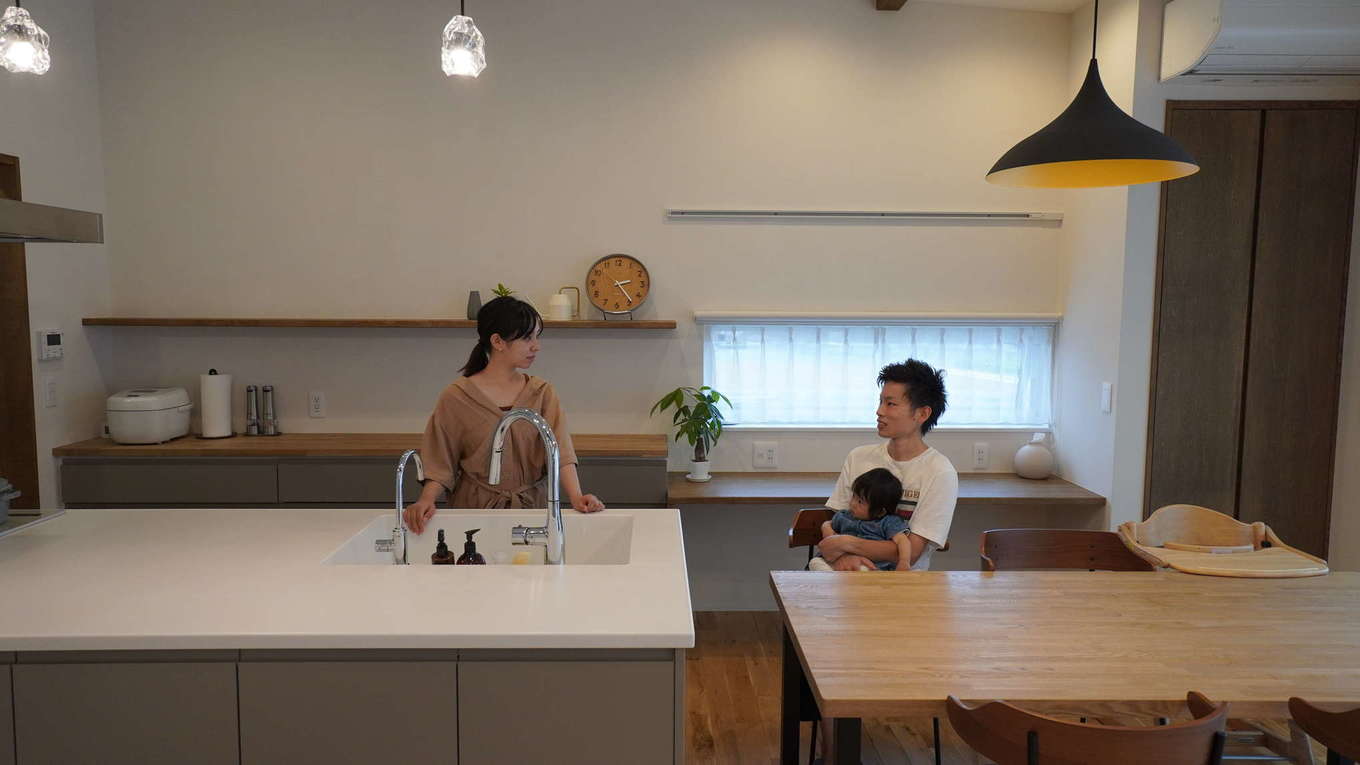 Select工房【デザイン住宅、間取り、平屋】キッチンのすぐ隣にダイニングテーブルを置くことで、食事の後の片付けもすぐに食器をシンクに入れられてスムーズ。子育て世帯に人気の間取りだ