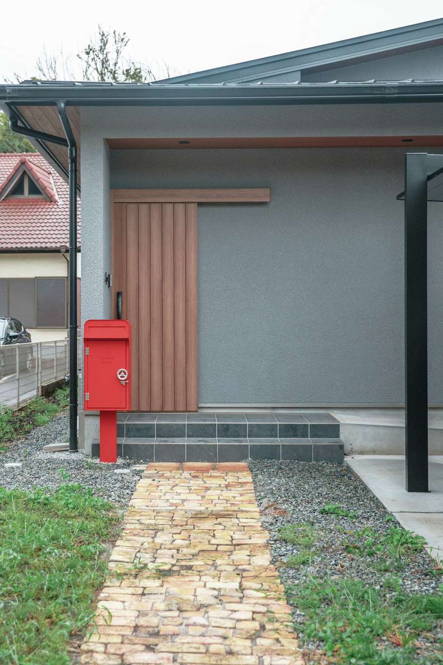 フジモクの家（富士木材）【自然素材、間取り、平屋】作家ものの表札を採用し、アプローチには長女の手形。落ち着いた表情にもSさん夫妻のセンスや家づくりの思い出が溶け合う