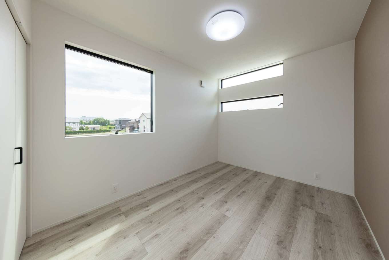 内田建設【デザイン住宅、間取り、建築家】子ども部屋のフローリングは、や
や明るめに。窓の位置と大きさにも建築家らしい配慮がされている