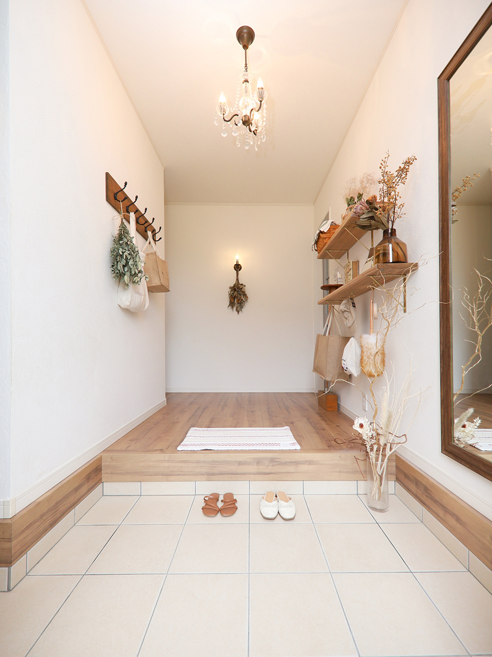 アサヒグローバルホーム｜玄関にシューズボックスをおかずに生まれた余白で、飾り棚に雑貨やお花を飾りインテリアを楽しむ