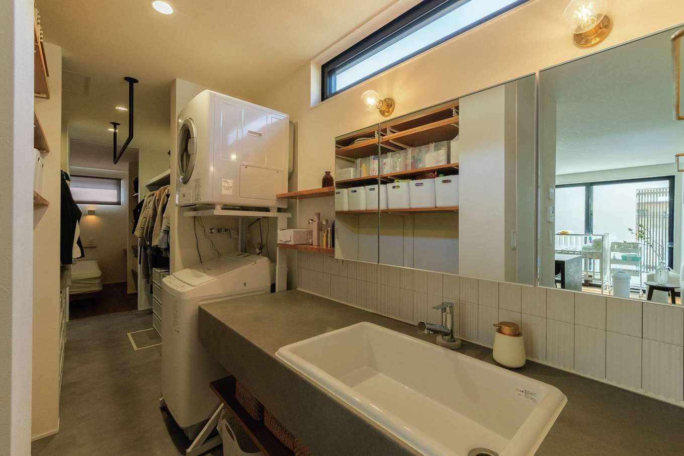 ハウスプラン（R＋house沼津・富士）【デザイン住宅、省エネ、建築家】洗面室とランドリールーム、ファミリークローゼットを一体化。温度だけでなく湿度もコントロールする換気システムで、湿気がこもらず、快適で清潔、健康的な空間を保つ