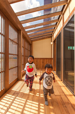 明るい日差しが降り注ぐサンデッキ。洗濯物を干したり、日向ぼっこをしたりと、用途は様々