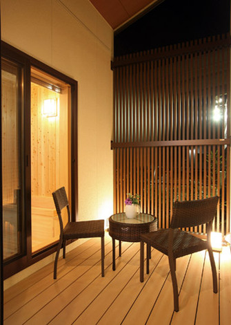 風呂上がりに中庭のデッキでビールはいかが？