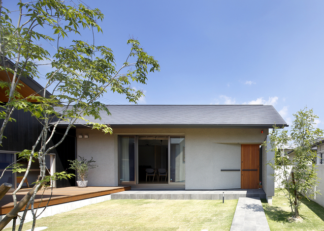 外からの視線を遮った閉じた空間は、内との空間の繋がりを認識させてくれる