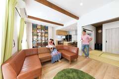 1階は玄関と水回り以外をすべてLDKのスペースに。ゆったりとした雰囲気に包まれながら家族で過ごす時間に「正解だった」と実感するそうだ