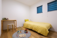 5帖の子供部屋。
ベッド、机を置いてもゆったり。