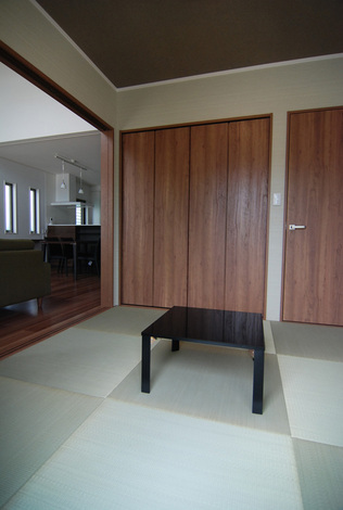 LDKと隣接する和室は、洗濯物と畳んだり、お子さんが昼寝したりするのに便利