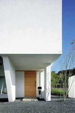 プライバシーと眺望を両立 丘の上に建つWhite Box
