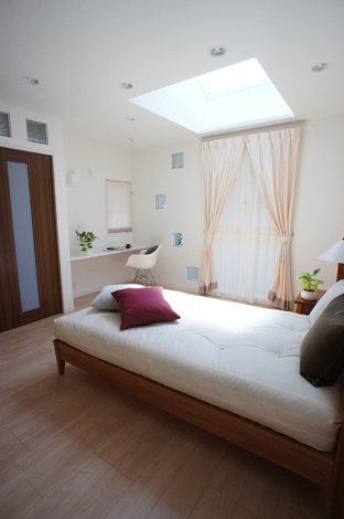 小野田産業～designers house project～【デザイン住宅、収納力、スキップフロア】寝室はトップライトとガラスブロックを使い明るい雰囲気に