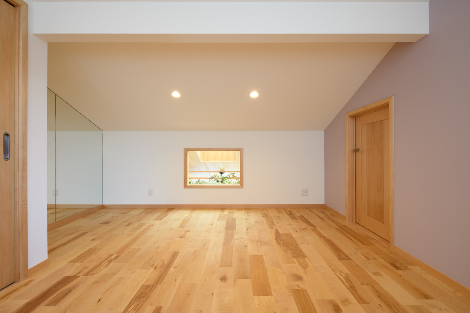 Sus∞Eco Home（サスエコホーム）｜天井が低く設計されたロフトスペース。窓からの光がやわらかに差し込み、自然光を楽しむことができる。収納や子どもの遊び場としても活用可能。