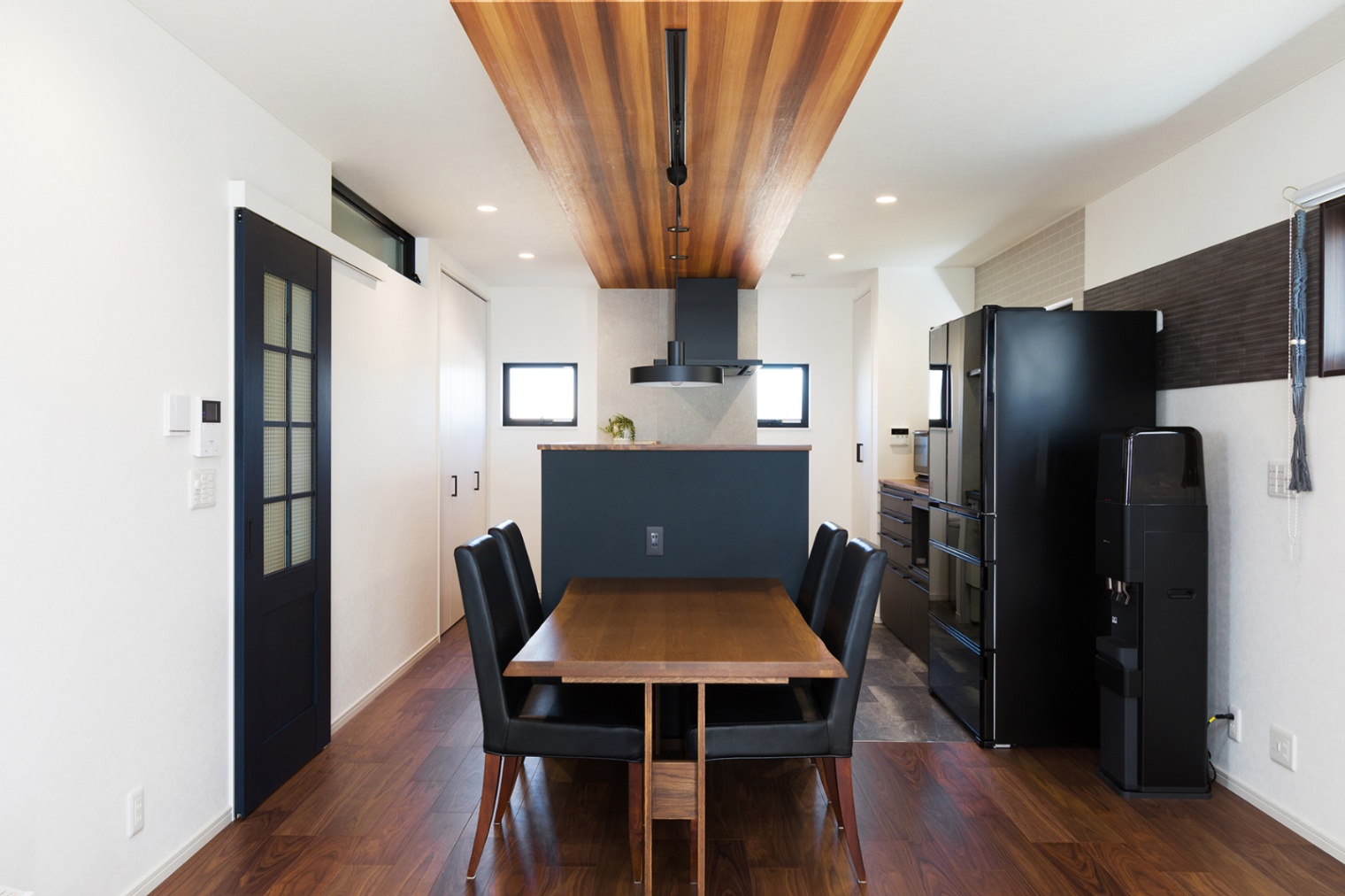 ナイスホーム｜木目の下がり天井がポイントのキッチン・ダイニング。横並びにレイアウトしたことで、食事の準備や片付けがラクになったそう