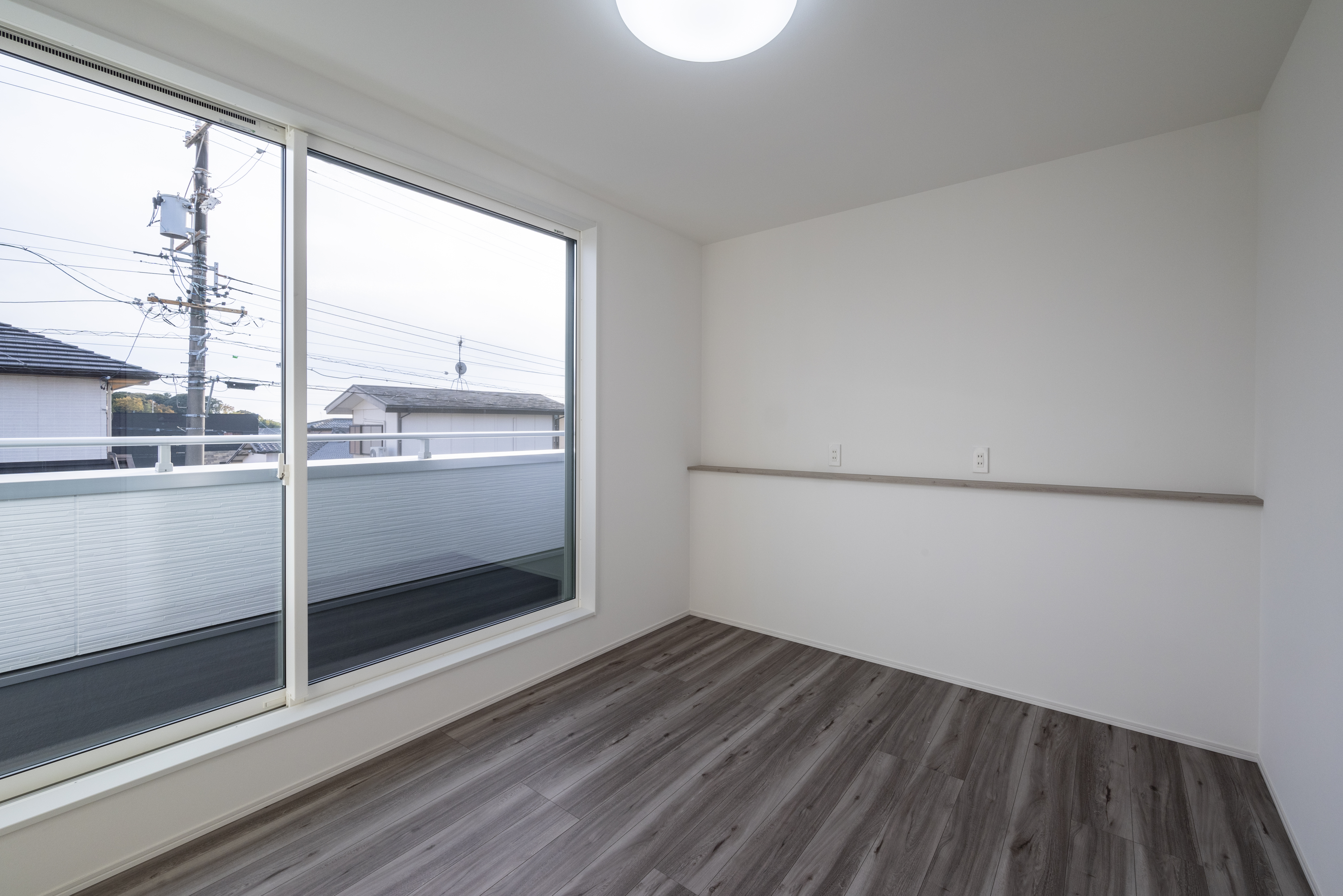 トキワハウス デザイン アンド ビルド（常盤工業）｜広々とした子ども部屋。ナチュラルなフローリングと大きな窓が明るさを演出し、快適な空間を提供している。