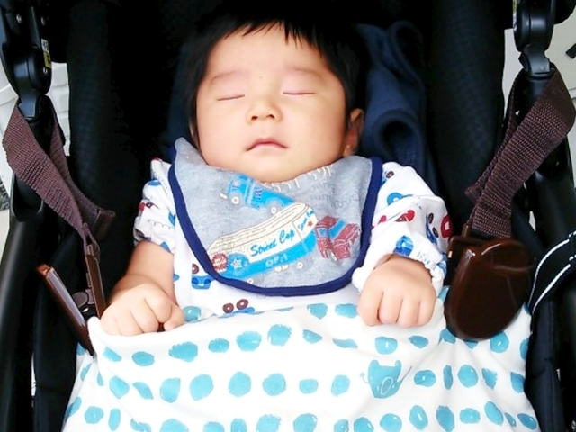ベビーカーで眠る赤ちゃん,汗取りパッド,赤ちゃん,