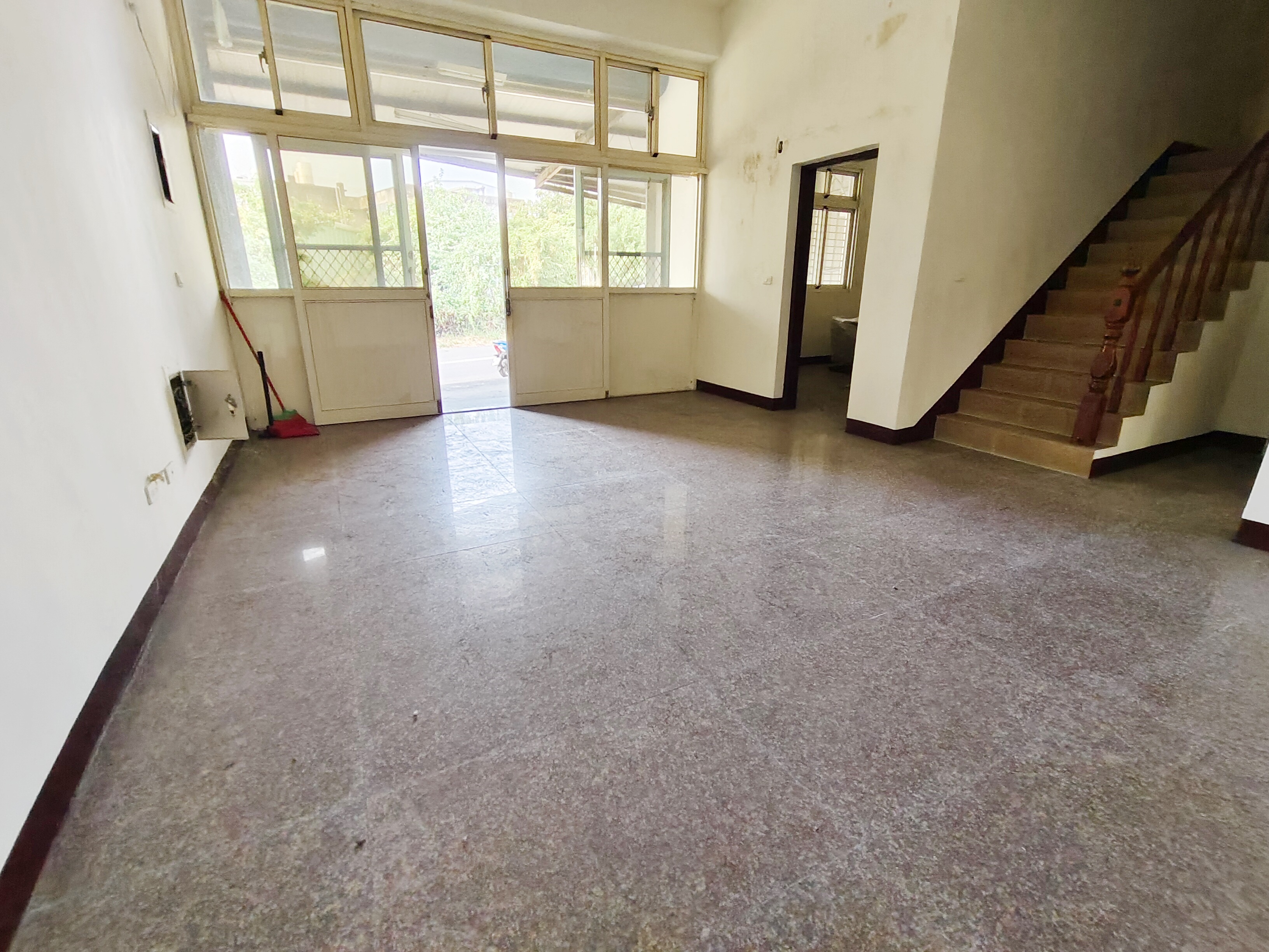 香山浸水地52坪臨路超大面寬6房庭院大透天