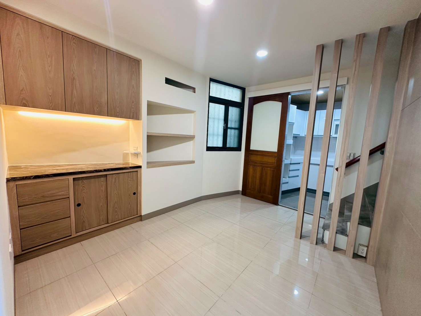 鼎山C26輕軌｜邊間.大面寬.騎樓｜車庫透天🏠