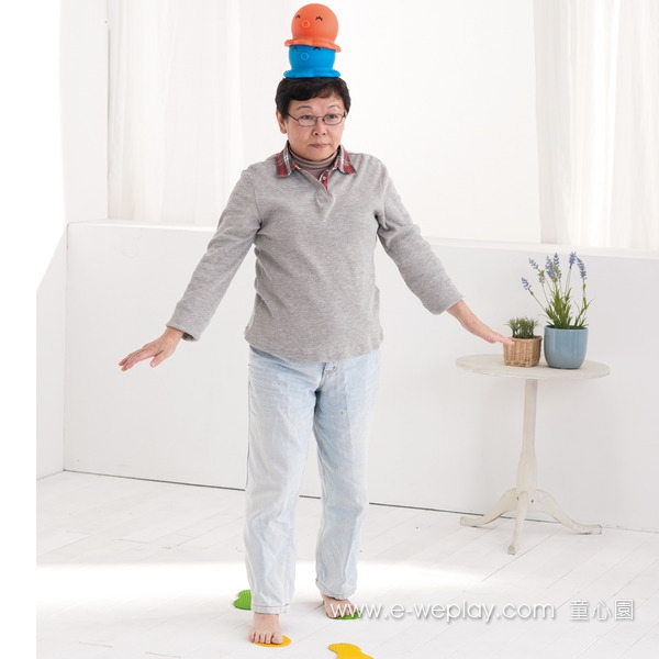 多頂章魚帽堆疊於頭頂的平衡感進階練習
