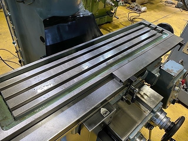 MAKINO KSJP-55 Vertical Milling Machine Image 4