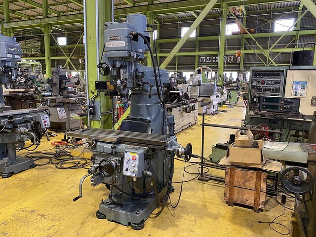 MAKINO KSP-55 Vertical Milling Machine Image 2