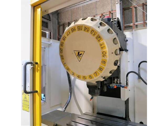 FANUC α-T21iDL Vertical Machining Center Image 7