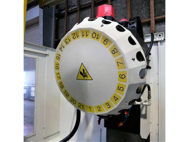 FANUC α-T21iFL Vertical Machining Center Image 5
