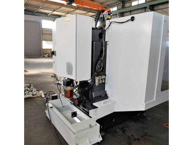 FANUC α-T21iDL Vertical Machining Center Image 9