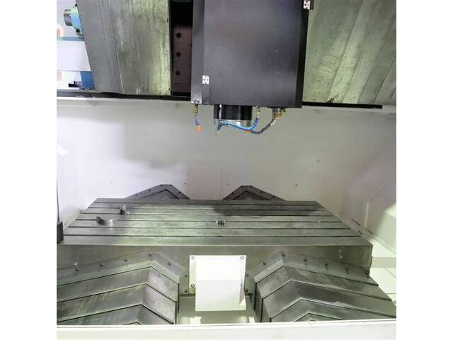 MAKINO V-77 Vertical Machining Center Image 3