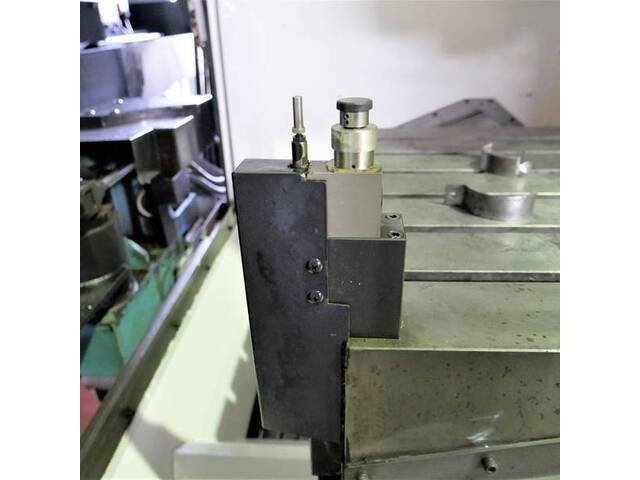 MAKINO V-77 Vertical Machining Center Image 4