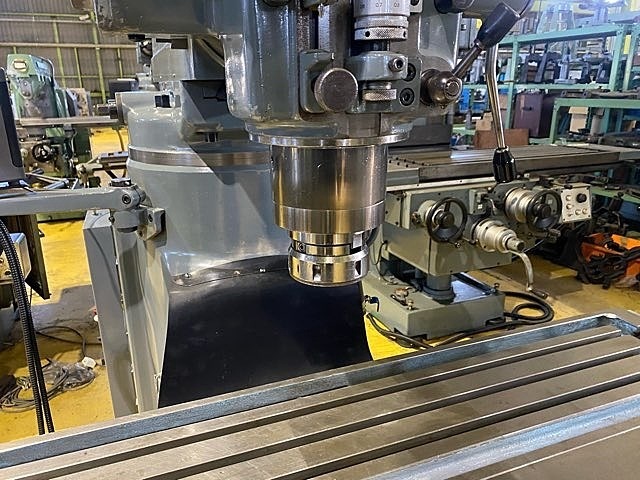 MAKINO KVJP-55 Vertical Milling Machine Image 4